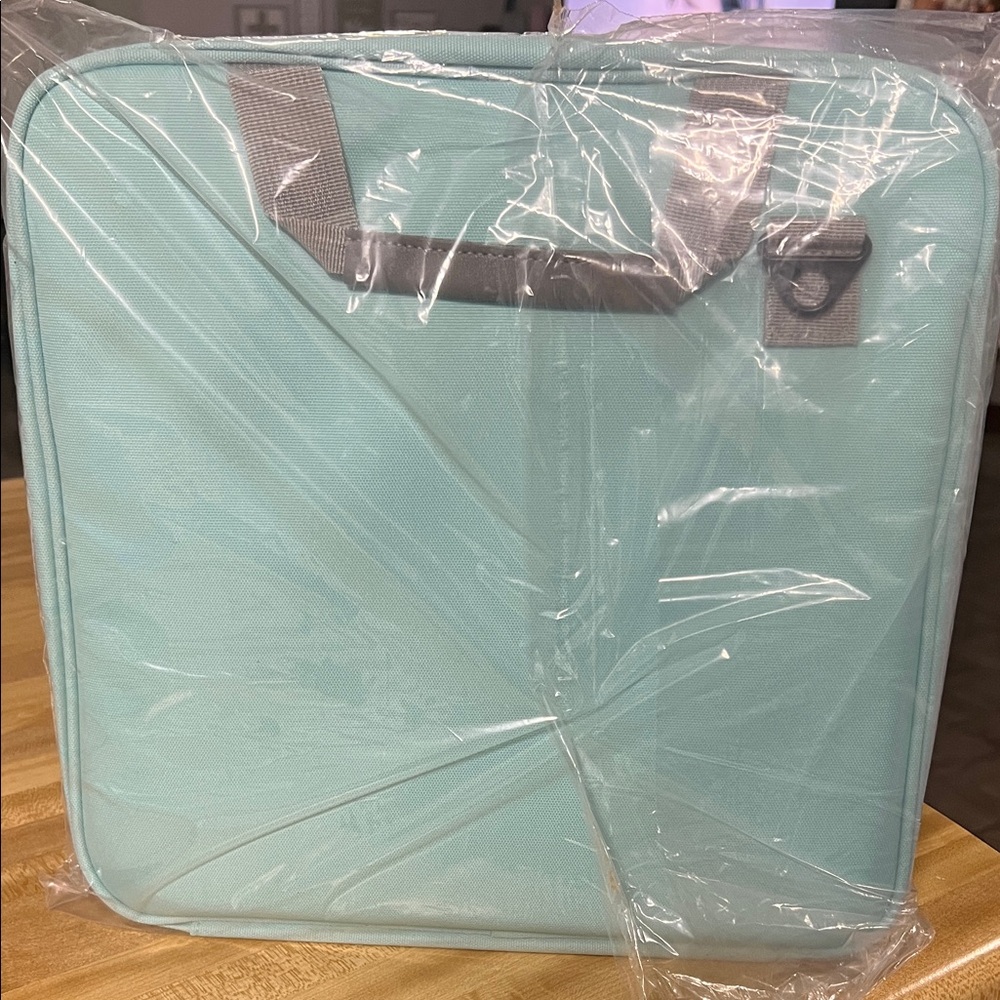 NIB Moko Shoulder zipper binder bag  in mint green